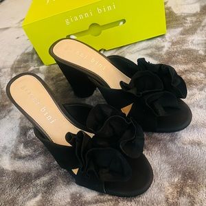 Gianni Bini black chunky heel with flower peep toe. NEVER WORN, brand new!